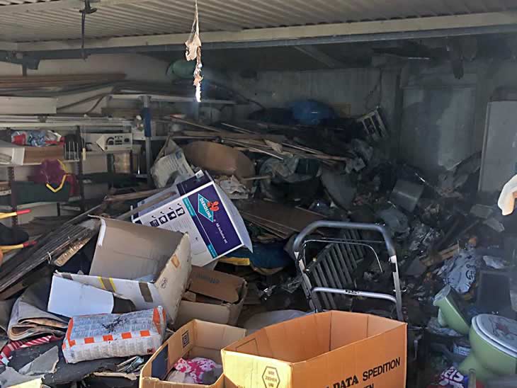 Das Bild zeigt eine vermüllte Garage im Wohnhaus, die von Räumungen Rosseck später geräumt wurde