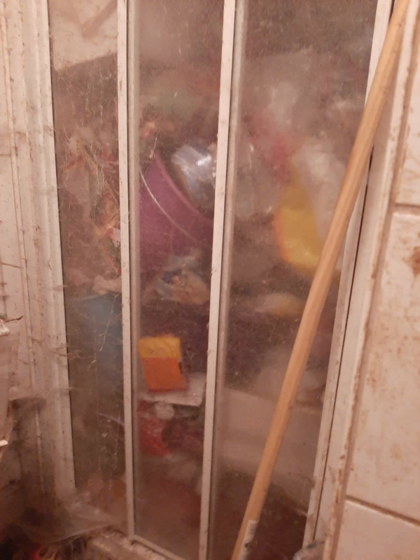 Messie-Wohnung Dusche
